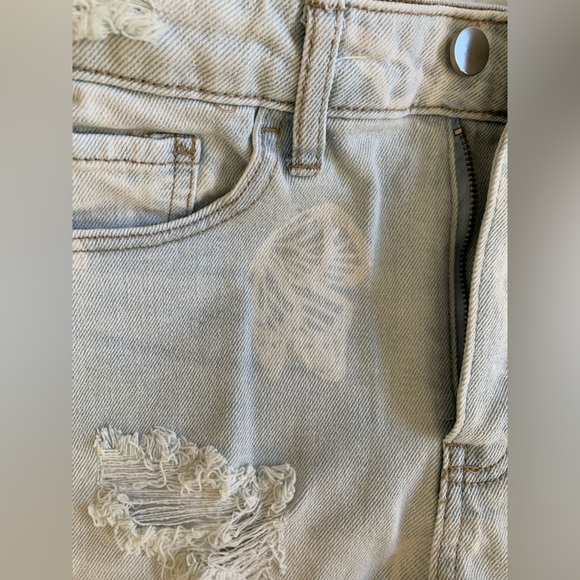 Material Girl Junior’s Light Wash Jean Shorts SIZE 5 NWOT - Picture 3 of 6